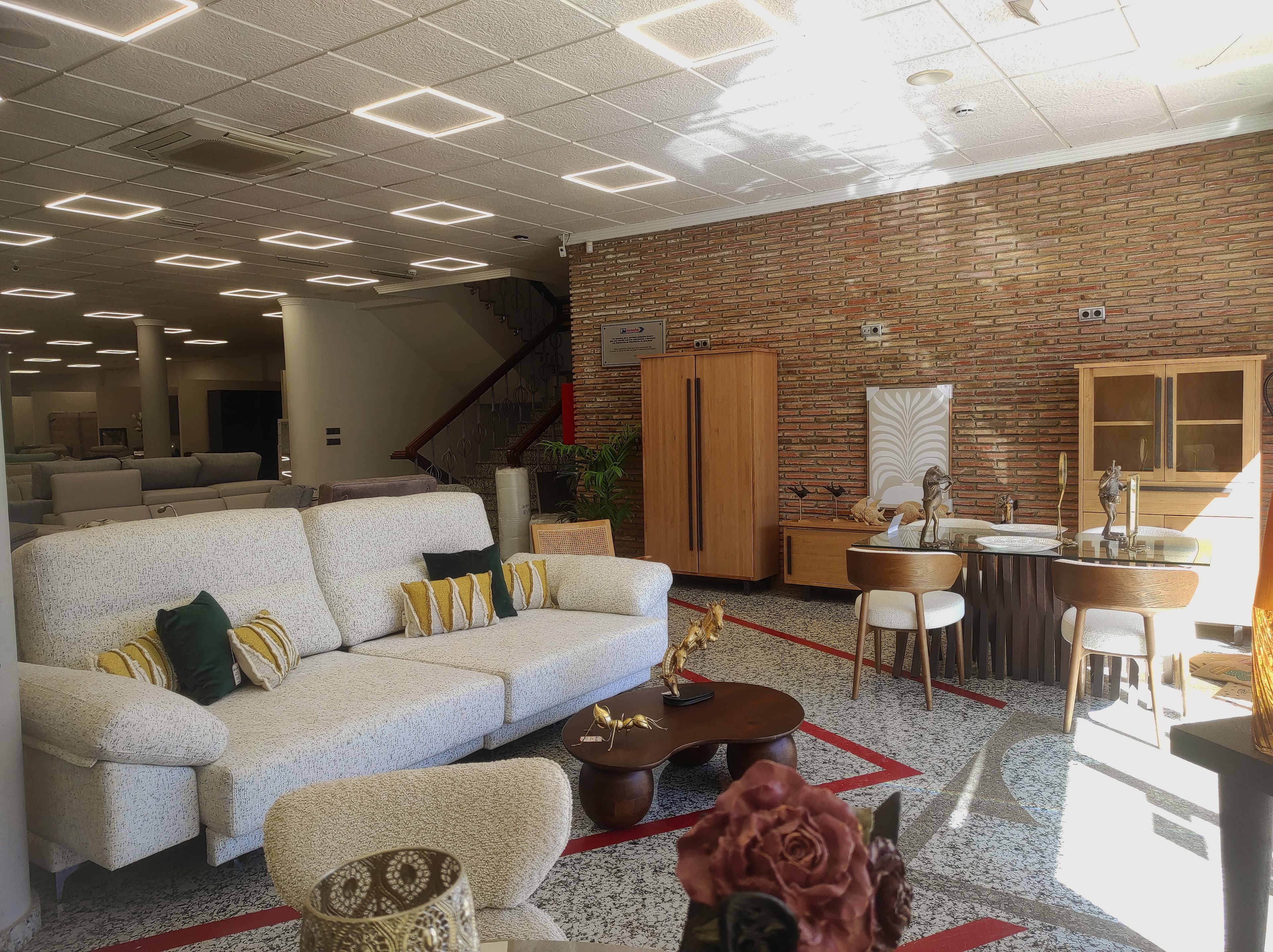 Exposición de muebles de salón y dormitorio en Guadix